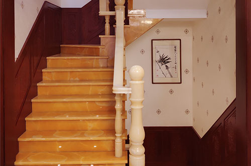 蓝山中式别墅室内汉白玉石楼梯的定制安装装饰效果